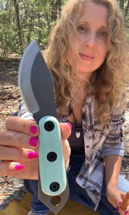 Viceseha Alsept @buckeygirlbushcraft holding the 2023 Shed Knives Skur in Tiffany Blue G-10